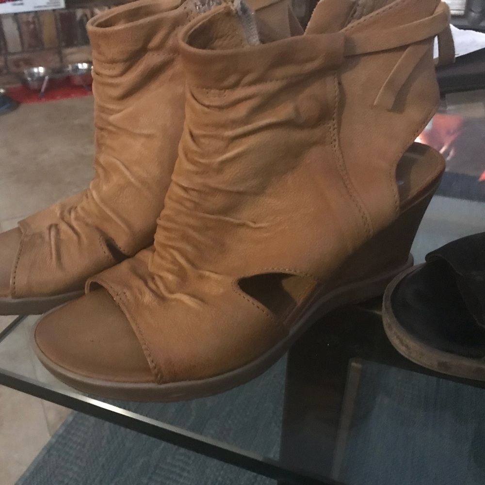 Miz Moooz size 36 is 5.5 to 6 . Only olive left!!